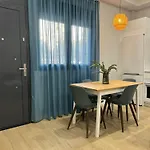 Enira 80 דירה